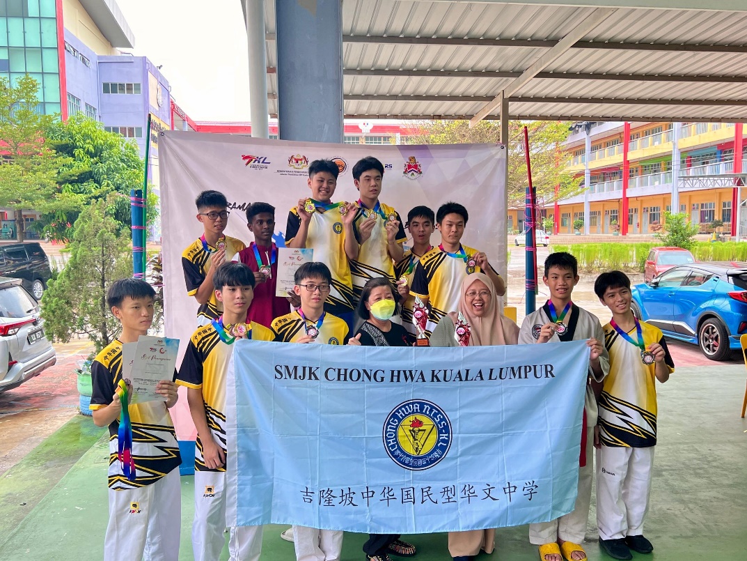 SMJK Chong Hwa Kuala Lumpur team with medals